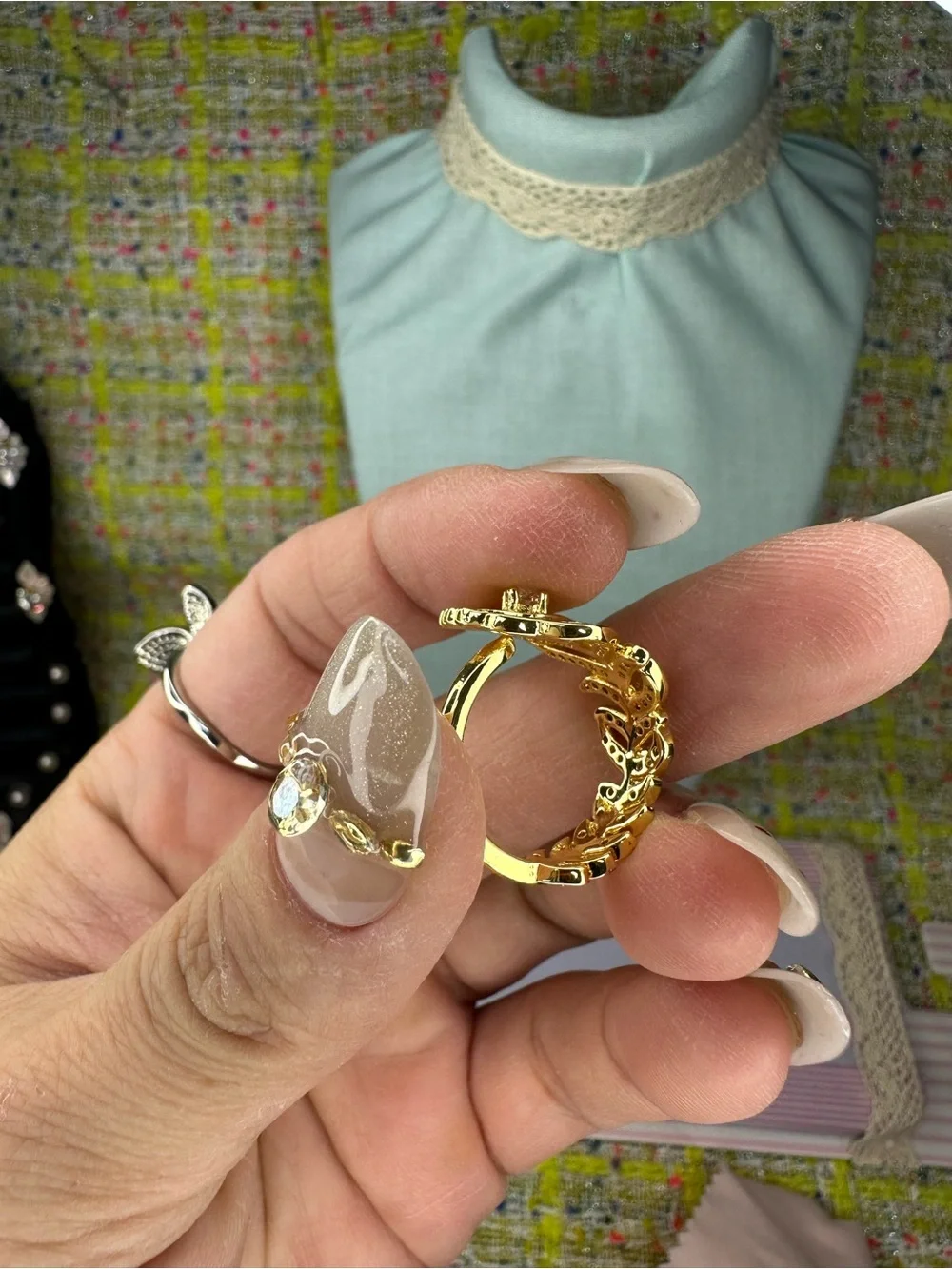 N/A elegant gold